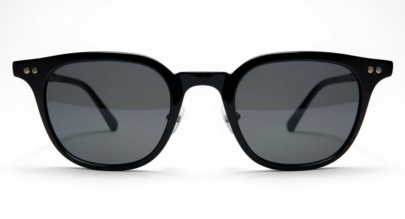 EK-1819 – Lentes de Sol Clásicos de Policarbonato con Mica Oscura y Detalles Metálicos